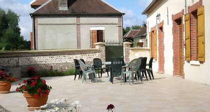 Coquelicot Guest Room with Shared Terrace, Wi-Fi, and Air Conditioning