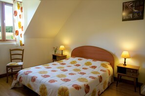 Room - Coquelicot Guest Room with Shared Terrace, Wi-Fi, and Air Conditioning (Maraye-en-Othe)
