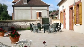 Unclassified image, 2 of 16, button - Bed and Breakfast 'Chambre Familiale Bouton D'Or' with Shared Terrace, Shared Garden and Wi-Fi (Maraye-en-Othe)