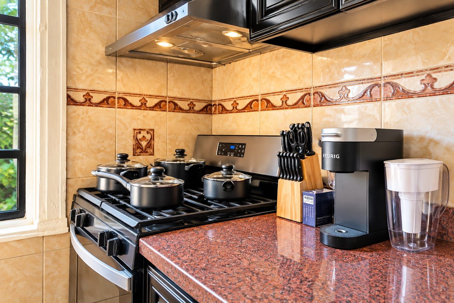 Una cocina con estufa a gas, ollas, cafetera y bloque de cuchillos.