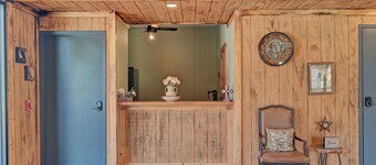 Rustic-Chic Barn with 4-Private Suites, 3-upstairs BR's made for Family memories