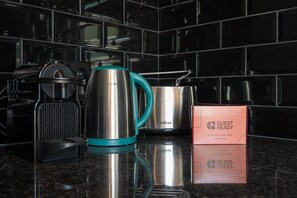 A kitchen with a kettle, a coffee maker, and a box labeled 'GUEST READY'. - GuestReady - PoetikBlue - Studio 2 (Porto)