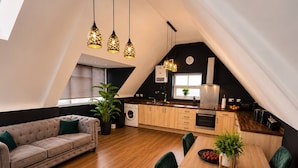 Ein modernes Loft mit Essbereich, Küche und Wohnraum.