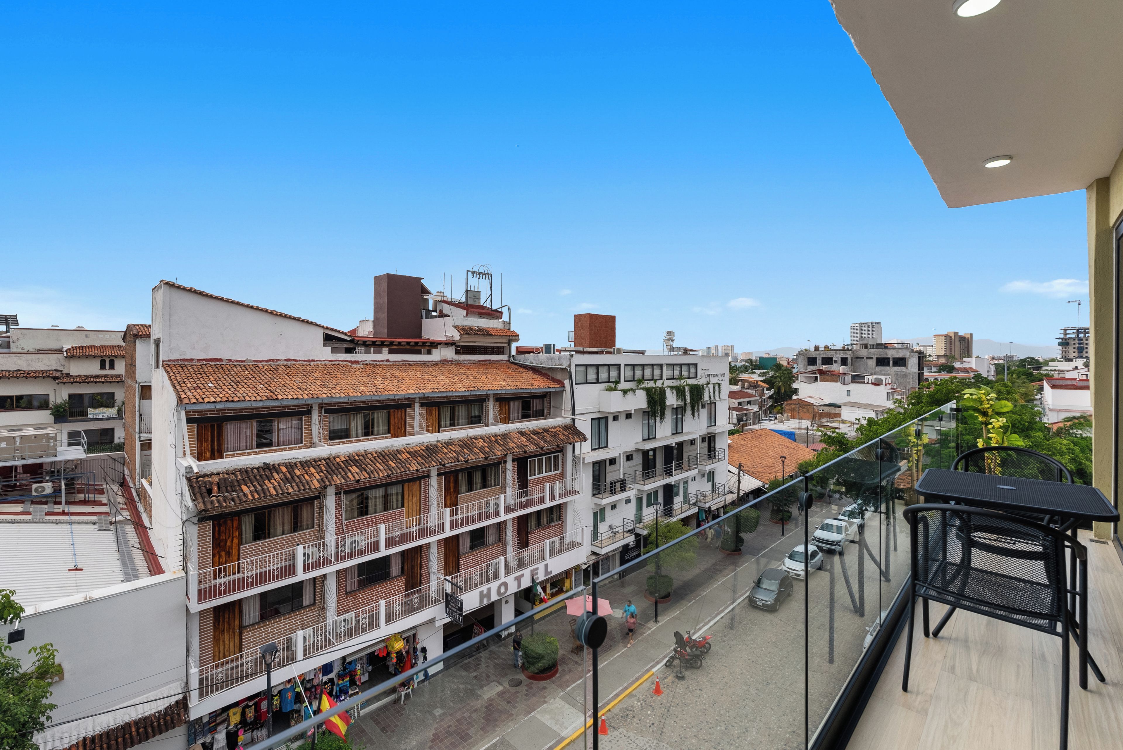 Un hotel de varios pisos, con balcones y vista a la calle.
