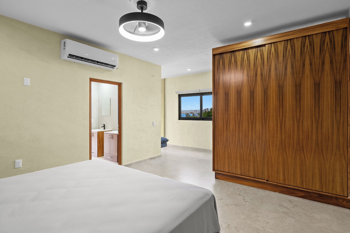 Roupas de cama premium, cortinas blackout, ferros/tábuas de passar roupa