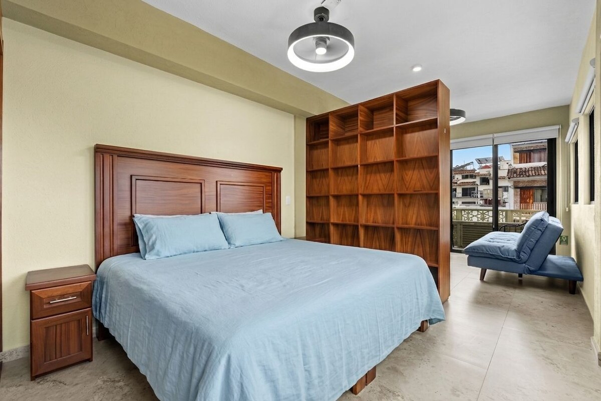 Roupas de cama premium, cortinas blackout, ferros/tábuas de passar roupa