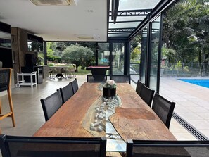 Outdoor dining - Chácara Rockie offers an experience of comfort, elegance, and exclusivity. (Itatiba)