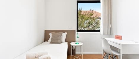 Skrivebord, strykejern/-brett, wi-fi (inkludert) og sengetøy