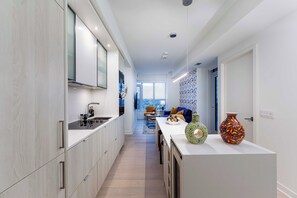 Private kitchen - Elegant 2BR Haven | City Views & Free Parking (Toronto)