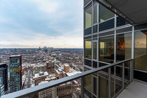 Property grounds - Elegant 2BR Haven | City Views & Free Parking (Toronto)