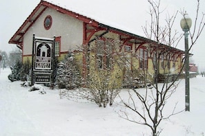 A building with a sign reading 'Main Street Station Front Royal Visitors Center.'