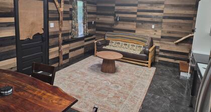 Cozy 2-bedroom cabin at the entrance of Beaver Dam State Park.