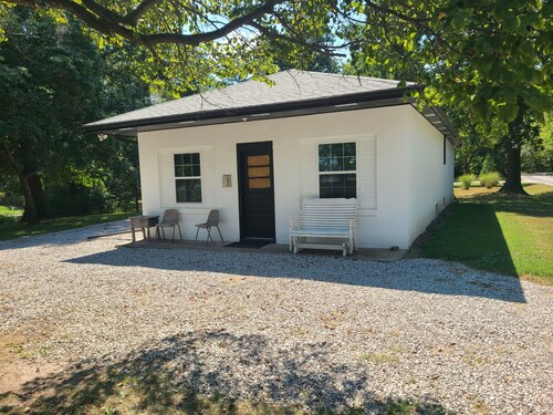 Cozy 2-bedroom cabin at the entrance of Beaver Dam State Park.
