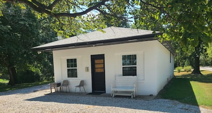 Cozy 2-bedroom cabin at the entrance of Beaver Dam State Park.