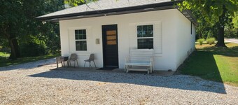 Cozy 2-bedroom cabin at the entrance of Beaver Dam State Park.