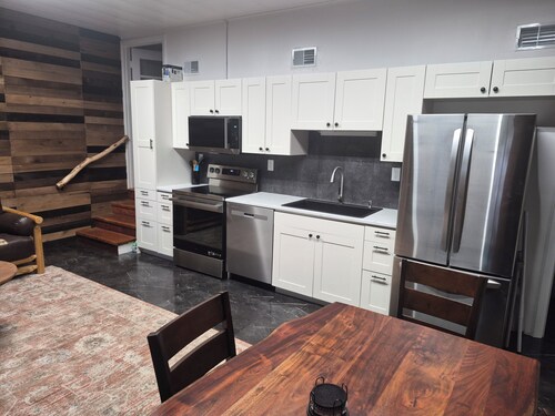 Cozy 2-bedroom cabin at the entrance of Beaver Dam State Park.