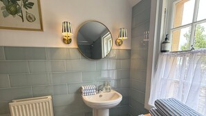 Bathroom - Charming, Stylish Cottage 15 mins from Edinburgh. Dog friendly, cosy log burner (Lasswade)
