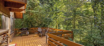 Mt Hood Escape, Big Deck & Forest Views