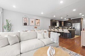 Living area - Elegant & Cozy MetLife NYC /2 FREE Parking / Gameroom (Jersey City)