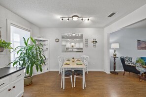 Dining - Spacious 4-bedroom house near Art house and 150 acre Preserve (Austin)