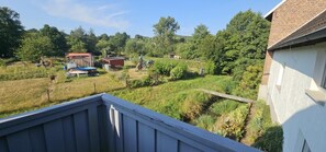 A residential area with a house, a fenced yard, and a small shed. - Gleenbach Vacation Home with a Balcony (Kirtorf)