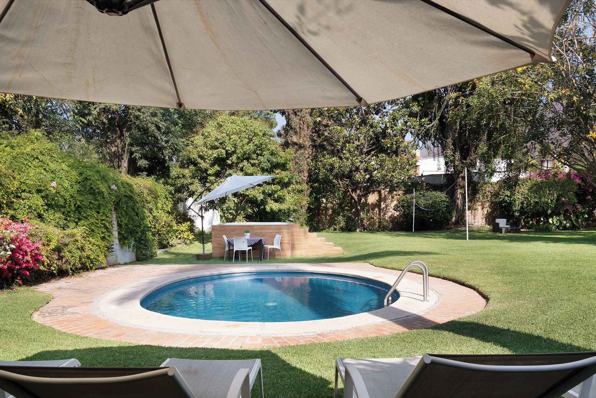 2 outdoor pools