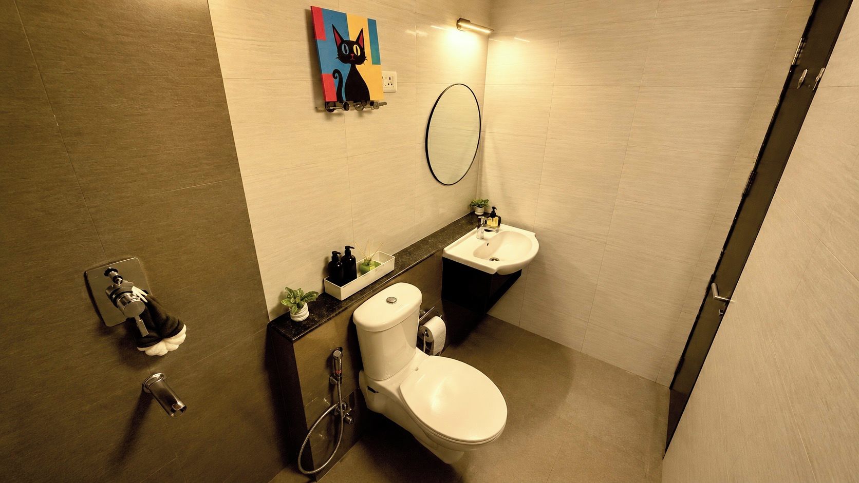 Secadora de cabello, toallas, jabón, papel de baño 