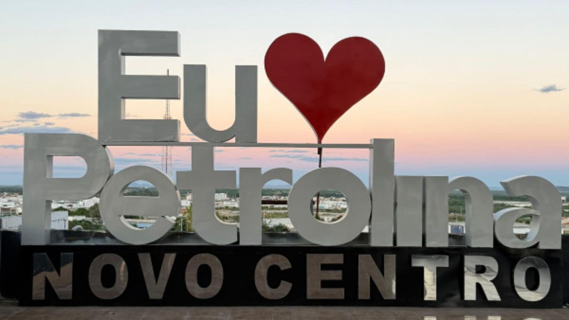 Un letrero con el texto 'Eu Petrolina' y un símbolo de corazón, que indica una ubicación o establecimiento.