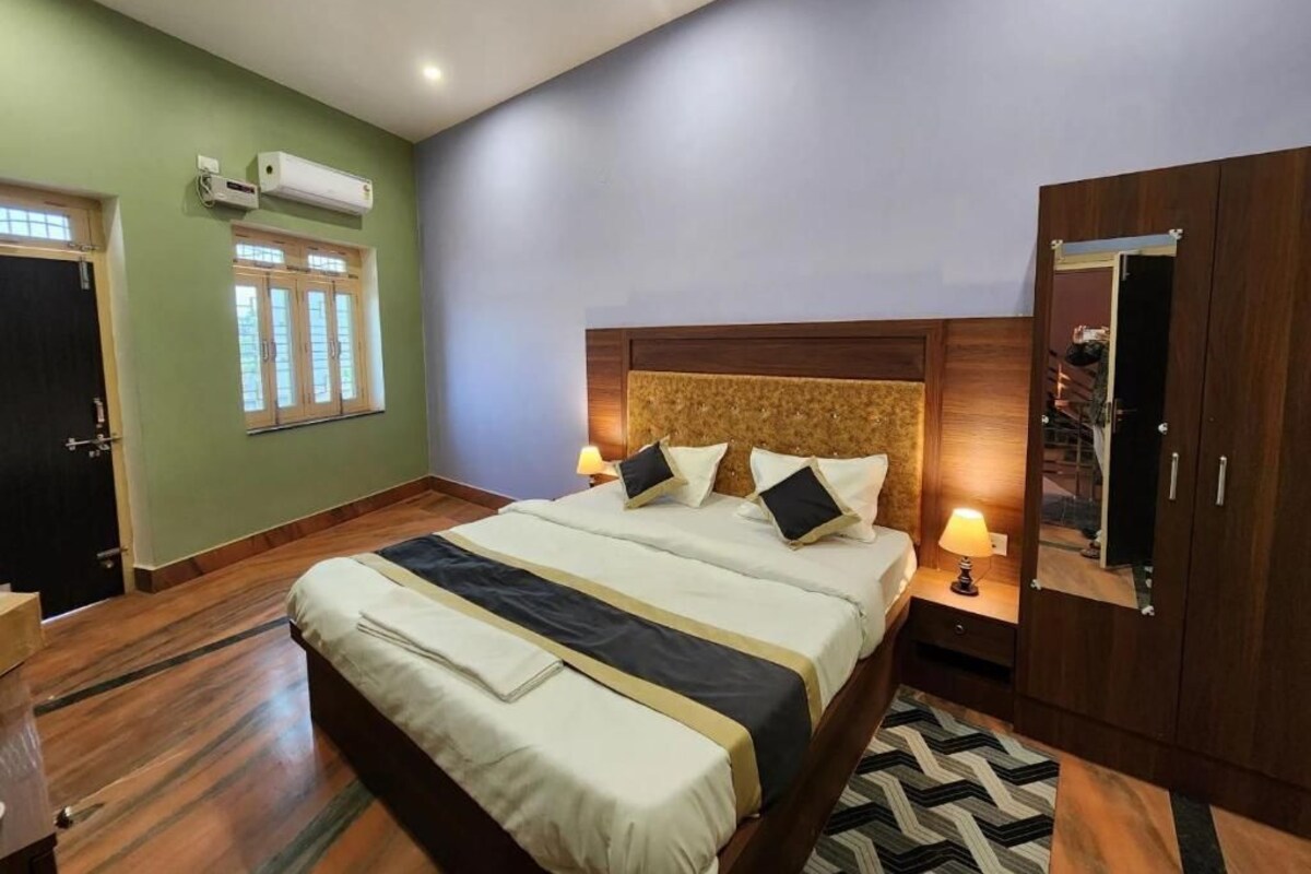 Suite Deluks, balkon, pemandangan kota | Meja kerja dan Wi-Fi gratis