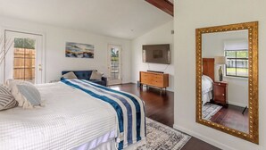Room - Emerald Oasis relaxing & quiet pool home w/3br 2 bath pet friendly (Fort Walton Beach)