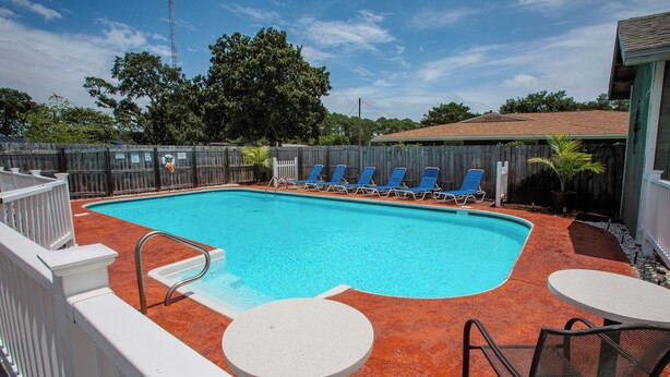Pool - Emerald Oasis relaxing & quiet pool home w/3br 2 bath pet friendly (Fort Walton Beach)