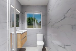 Ein modernes Badezimmer mit Marmorwand, einem Fenster mit Aussicht, einer weißen Toilette und einem hölzernen Waschtisch.