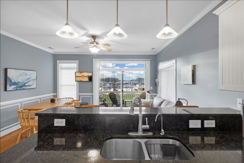 Marina View Townhome Overlooking Northwest Creek Marina