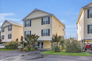 Coastal breezes and marina views - the perfect combo