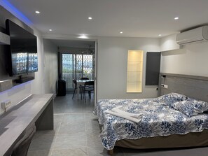 Room - Marina sea view apartment Deluxe 1-bedroom with AC in Saint-François (Saint-François)