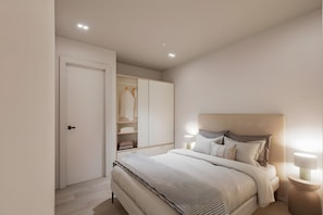 A modern bedroom with a bed, bedside lamps, a wardrobe, and a nightstand. - Apartment 'Piso Martita' with Wi-Fi (Cedeira)