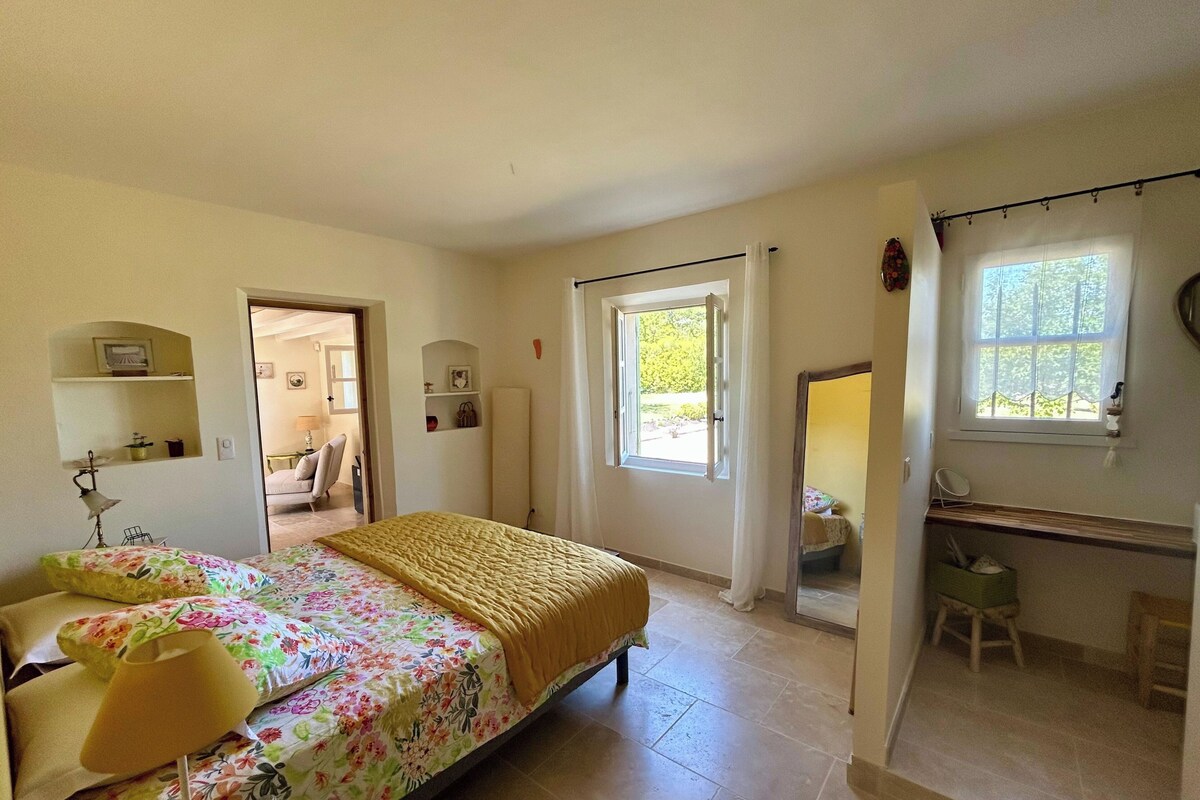Habitació doble o amb dos llits individuals, 1 llit de matrimoni gran i sofà llit, no fumadors | Planxa i posts de planxar i wifi gratuïta 