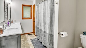 Bathroom - Quiet Peaceful Hideaway 2-bedroom house with King Bed and AC in charming Pella (Pella)