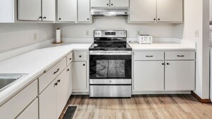 Private kitchen - Quiet Peaceful Hideaway 2-bedroom house with King Bed and AC in charming Pella (Pella)
