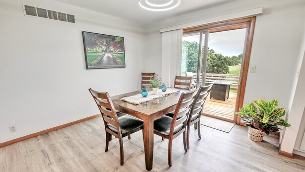 Dining - Quiet Peaceful Hideaway 2-bedroom house with King Bed and AC in charming Pella (Pella)