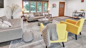Living area - Quiet Peaceful Hideaway 2-bedroom house with King Bed and AC in charming Pella (Pella)