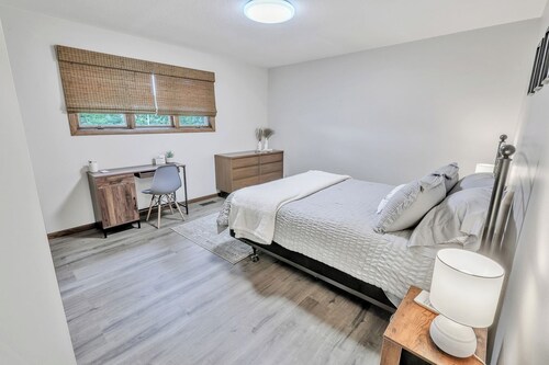 Quiet Peaceful Hideaway 2-bedroom house with King Bed and AC in charming Pella