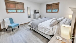 Room - Quiet Peaceful Hideaway 2-bedroom house with King Bed and AC in charming Pella (Pella)