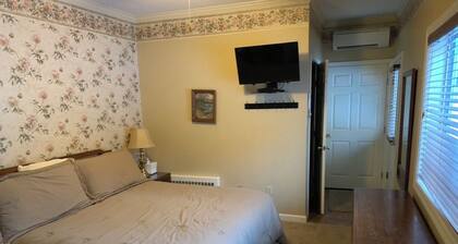 Bowman inn Spacious 12-bedroom estate in beautiful Randolph with AC/pool/hottub
