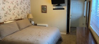 Bowman inn Spacious 12-bedroom estate in beautiful Randolph with AC/pool/hottub