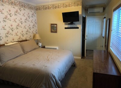 Bowman inn Spacious 12-bedroom estate in beautiful Randolph with AC/pool/hottub