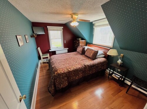 Bowman inn Spacious 12-bedroom estate in beautiful Randolph with AC/pool/hottub
