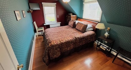 Bowman inn Spacious 12-bedroom estate in beautiful Randolph with AC/pool/hottub