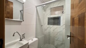 Bathroom - 106 - Modern 2-Bedroom Apartment (Belém)