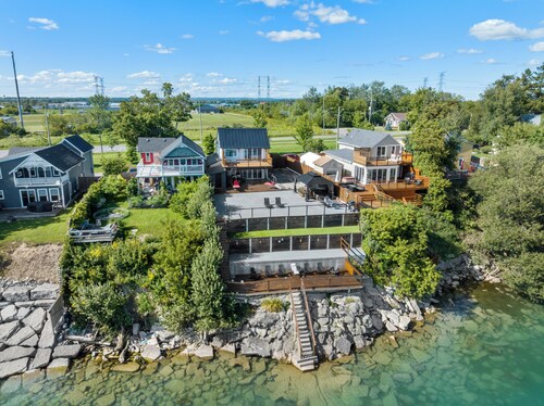 The Malibu - Stunning Lakehouse with Hotub, Kayaks, Fireplaces ,Parking and More